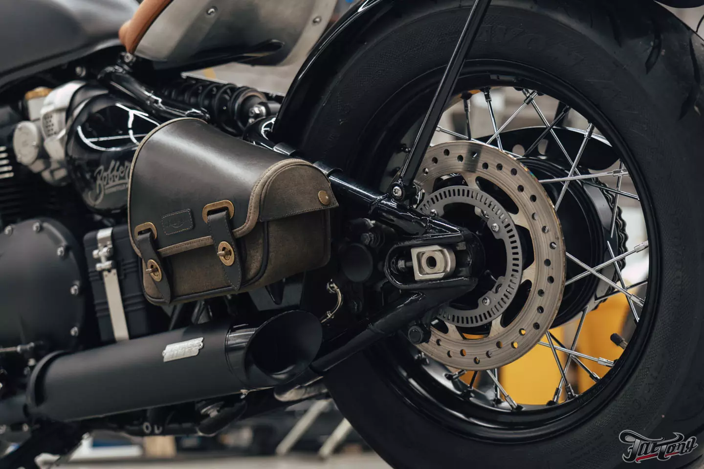 Поработали над выхлопной системой Triumph Bonneville Bobber 1200 и перешили на него сиденье